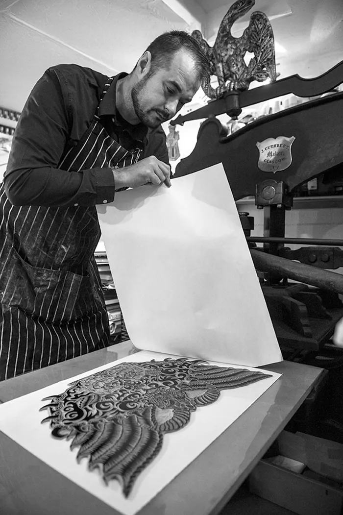 Fernando Feijoo working with a Columbian printing press